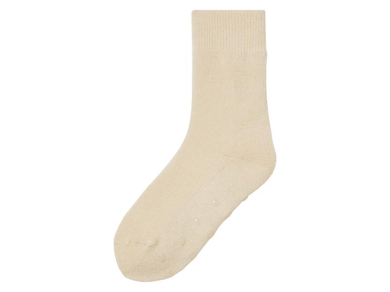 Beige Socken mit rutschfesten Punkten.
