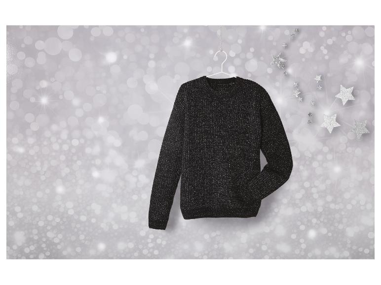 Ein schwarzer Glitzerpullover, der auf einem weißen Kleiderbügel vor einem Hintergrund mit silbernen Sternen hängt.