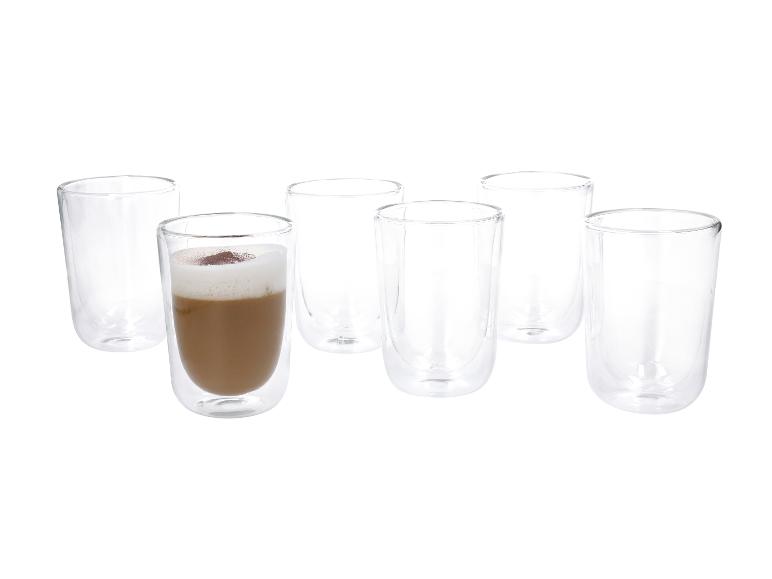Sechs doppelwandige Gläser, eines davon mit Kaffee und Schaum.