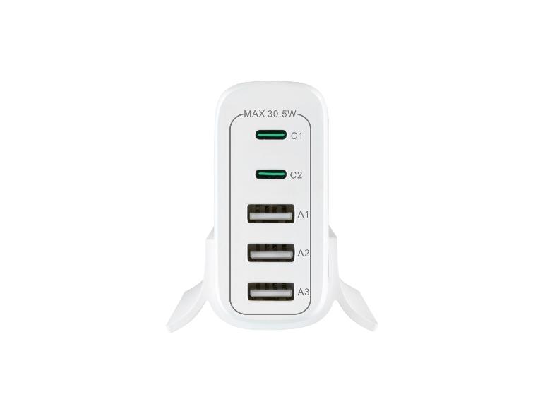 Weißes USB-Ladegerät mit zwei USB-C-Anschlüssen und drei USB-A-Anschlüssen, maximal 30.5W.
