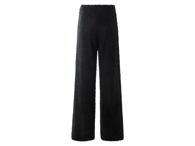 Schwarze, flauschige Lounge-Hose auf weißem Hintergrund.