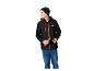 Mann in schwarzer Jacke mit orangefarbenen Reißverschlüssen und Mütze, hält eine silberne Flasche.
