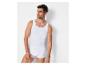 Mann trägt weißes Tanktop und Unterwäsche.