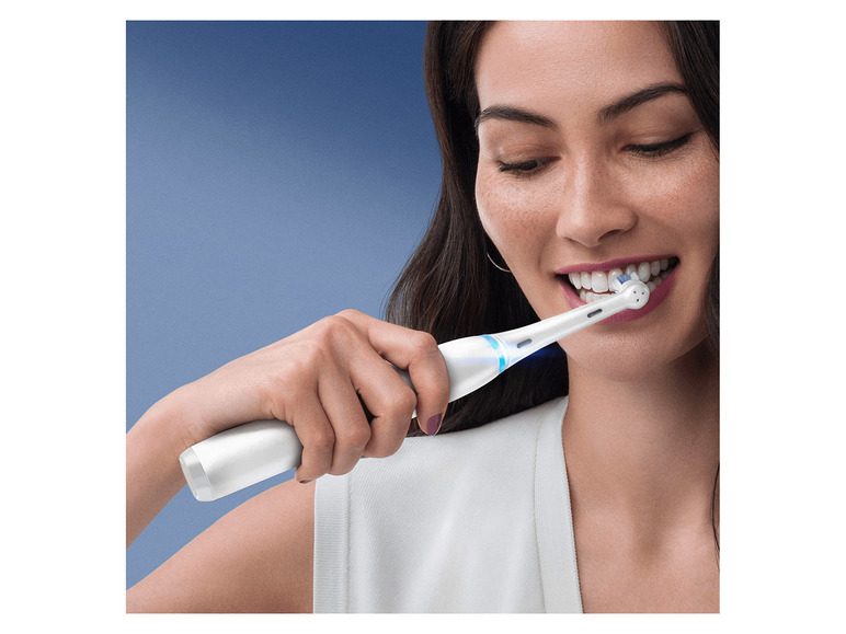 Gehe zu Vollbildansicht: Oral-B iO 7 Elektrische Zahnbürste, Reiseetui, white alabaster - Bild 4