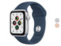 Eine silberne Apple Watch mit einem dunkelblauen Armband.