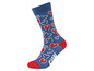 Eine blaue Socke mit roten Herzen