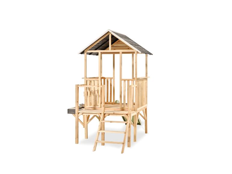 Erhöhtes Holzspielhaus mit Leiter und Geländer, mit dunklem Dach.