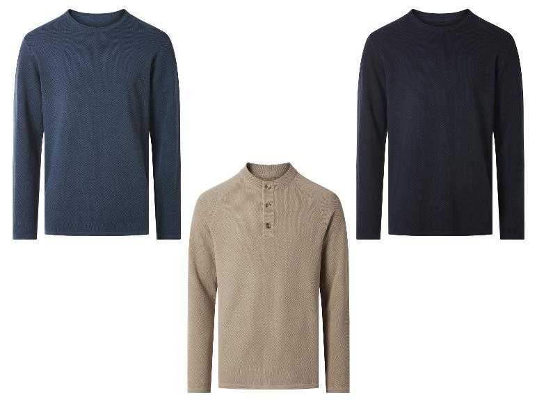 Zwei dunkelblaue Langarmpullover und ein beiger Pullover mit Knöpfen.