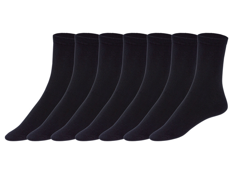 Sechs Paar schwarze Socken.