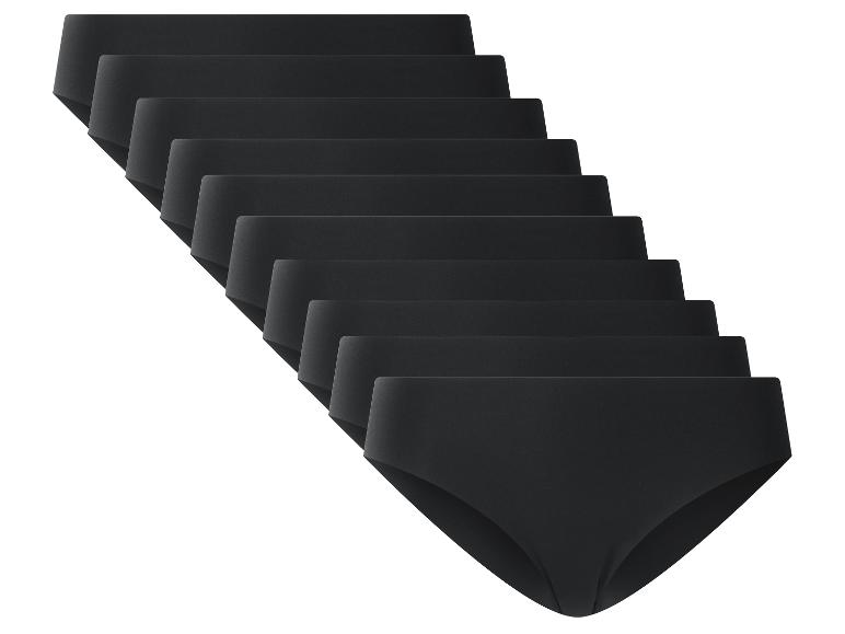 Stapel von zehn schwarzen Damenslips, diagonal angeordnet