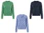 Drei Strickpullover in grün, blau und hellblau mit Lochmuster.