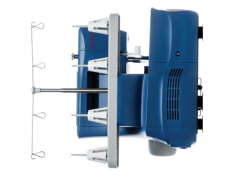 Blaue Singer-Nähmaschine mit Garnzubehör auf weißem Hintergrund.