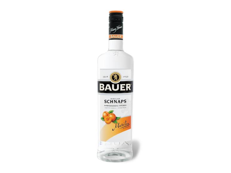 Franz Bauer Marillen Schnaps mit Aprikosen auf weißem Hintergrund.
