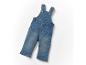 Ein Baby-Overall aus Jeans.