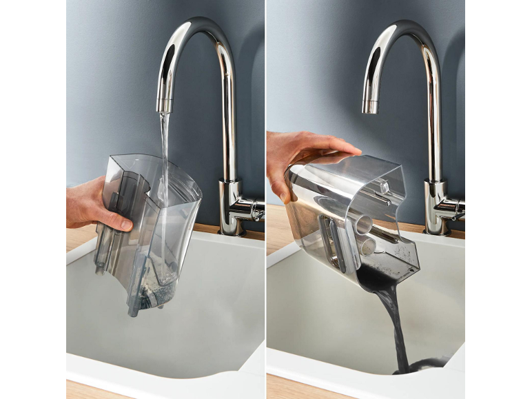 Reinigung des Staubsauger-Staubbehälters unter fließendem Wasser, dann Entleeren des Schmutzwassers.