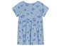 Ein hellblaues Kleid mit kurzen Ärmeln und Blumenmuster.