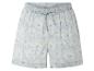 Hellblaue Shorts mit Blumenmuster.