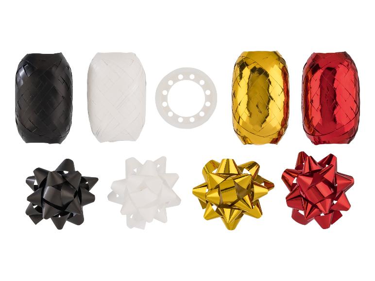 Vier Spulen Kräuselband in Schwarz, Weiß, Gold und Rot, mit passenden Schleifen.