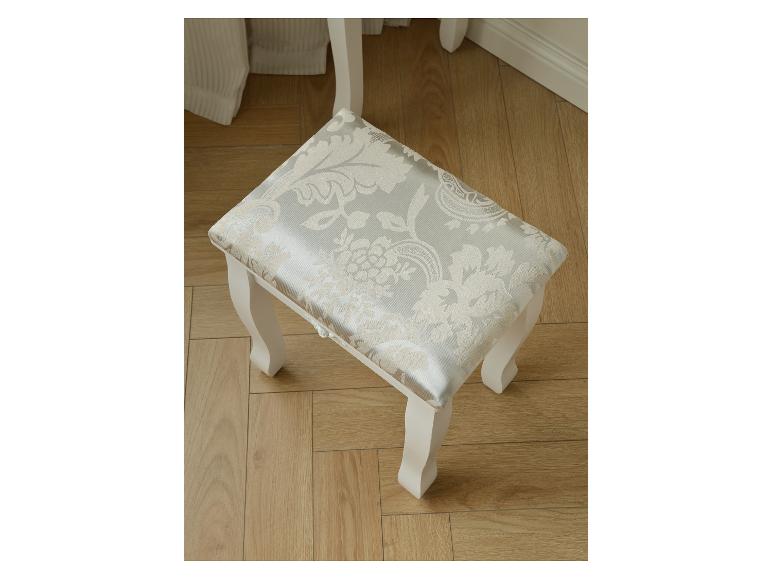 Weißer Schminktischhocker mit hellgrauem Blumensitz auf Holzboden.