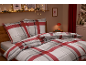 Rot-graue karierte Bettwäsche in einem gemütlichen Schlafzimmer mit Weihnachtsdekoration.