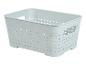 Hellblauer rechteckiger geflochtener Plastikkorb mit Griffen.