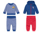 Zwei Baby-Outfits: eines mit blauem Pullover und gestreiften Hosen und eines mit blauem Hoodie und roten Hosen.