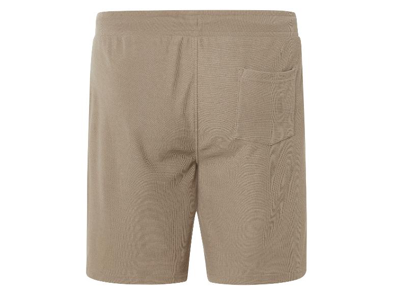Beige Shorts aus Rippstrick.