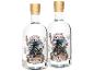 Zwei Flaschen Dry Gin mit einem Steampunk-Etikett, das einen Pestarzt darstellt.