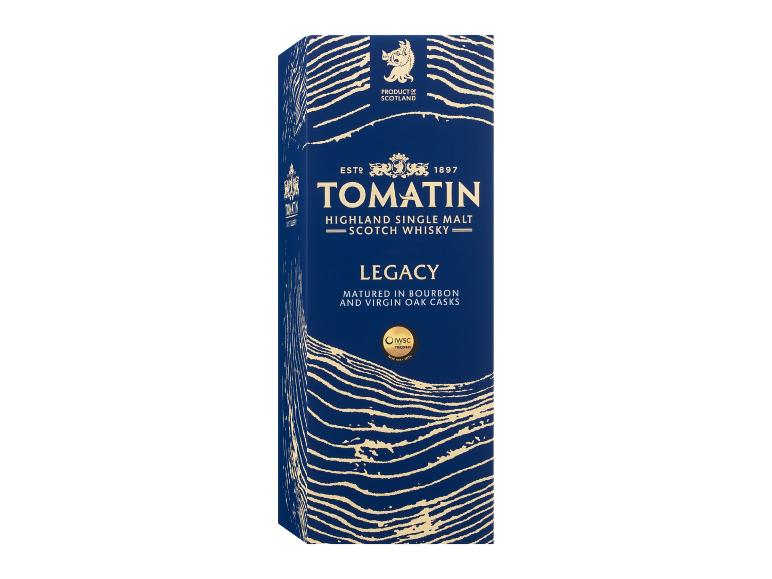 Blaue Whiskyverpackung mit goldenem Text und wellenförmigen Linien, die eine IWSC-Trophäe zeigt.