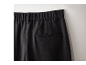 Nahaufnahme der Rückseite einer schwarzen Hose mit elastischem Bund und Tasche.