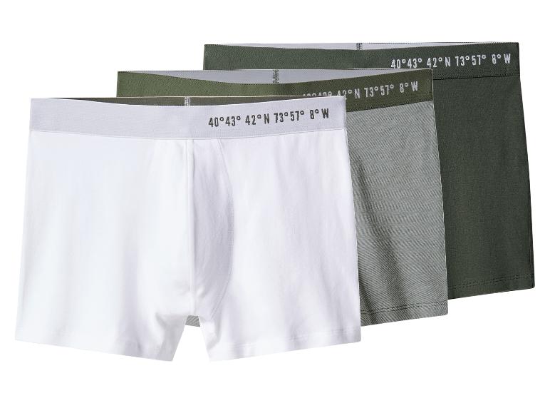 Drei Boxershorts in Weiß, Grau und Grün mit Koordinaten am Bund