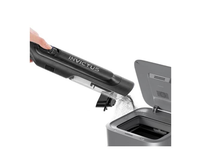 Invictus Handstaubsauger entleert Schmutz in einen Mülleimer.
