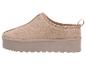 Beige Wildleder-Slipper mit dicker Sohle und einer Schlaufe hinten.