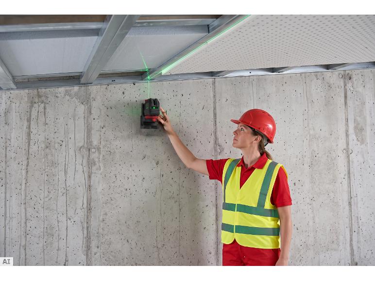 Eine Bauarbeiterin nutzt den PARKSIDE PERFORMANCE® 12 V Akku-Kreuzlinienlaser an der Decke.