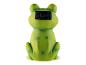 Grüne Froschfigur mit Solarpanel auf dem Rücken, Rückansicht.