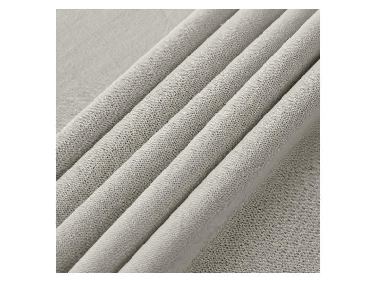 Weicher, beiger Stoff mit seidiger Haptik.