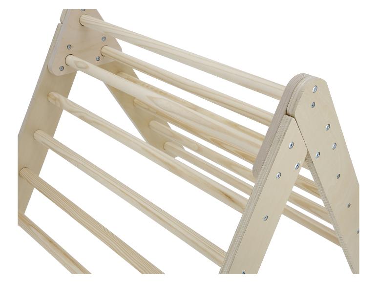 Kletterdreieck aus Holz mit horizontalen Sprossen auf weißem Hintergrund