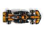 Eine Draufsicht auf ein schwarz-oranges Lego McLaren Formel-1-Rennwagenmodell.