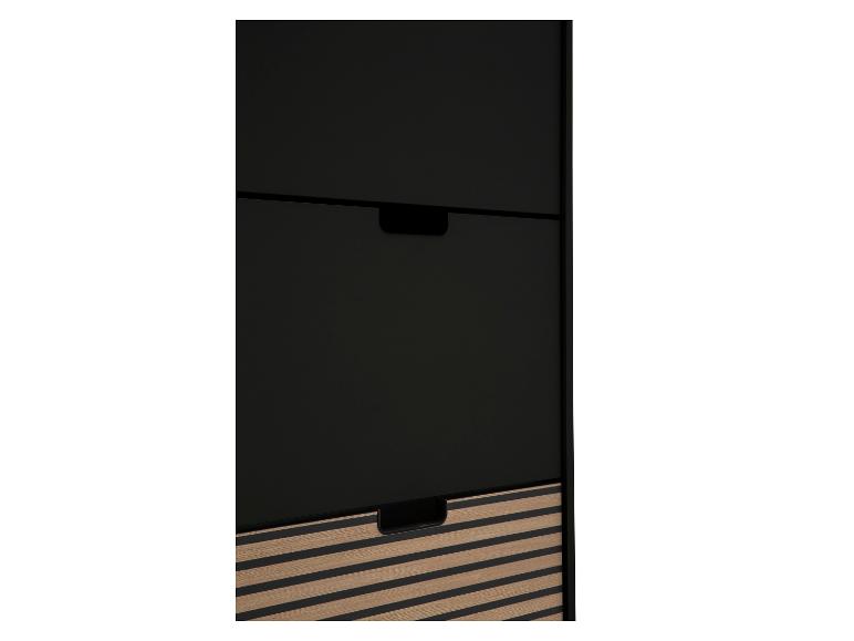 Schwarze Kommode mit Holzdetails und integrierten Griffen.