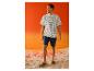Lächelnder Mann im gestreiften ESMARA MEN T-Shirt und Shorts am Strand.