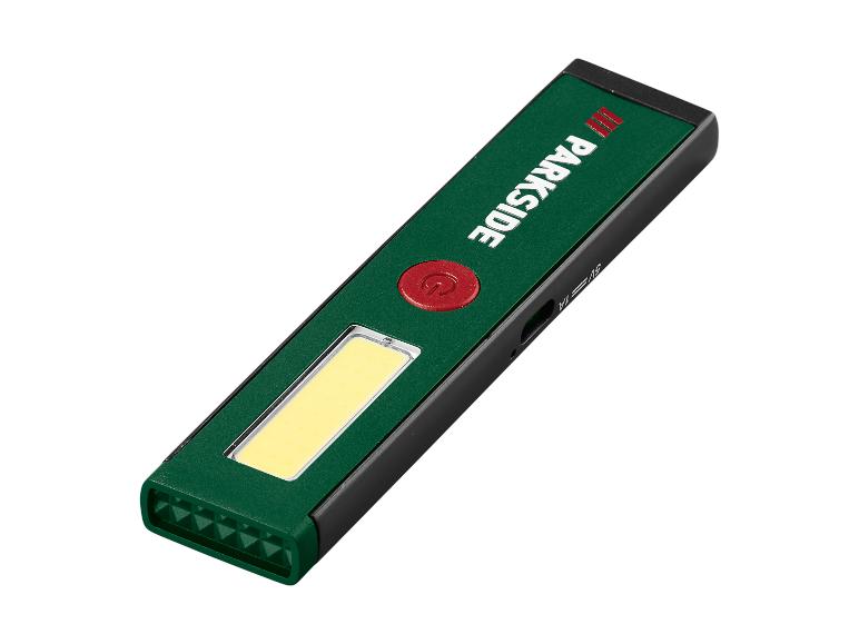 Grüne und schwarze Parkside-Taschenlampe mit rotem Einschaltknopf und gelbem Lichtpanel.