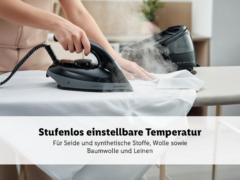 Frau bügelt ein weißes Hemd mit einem Dampfbügeleisen, Text: „Stufenlos einstellbare Temperatur für Seide, synthetische Stoffe, Wolle, Baumwolle und Leinen.“