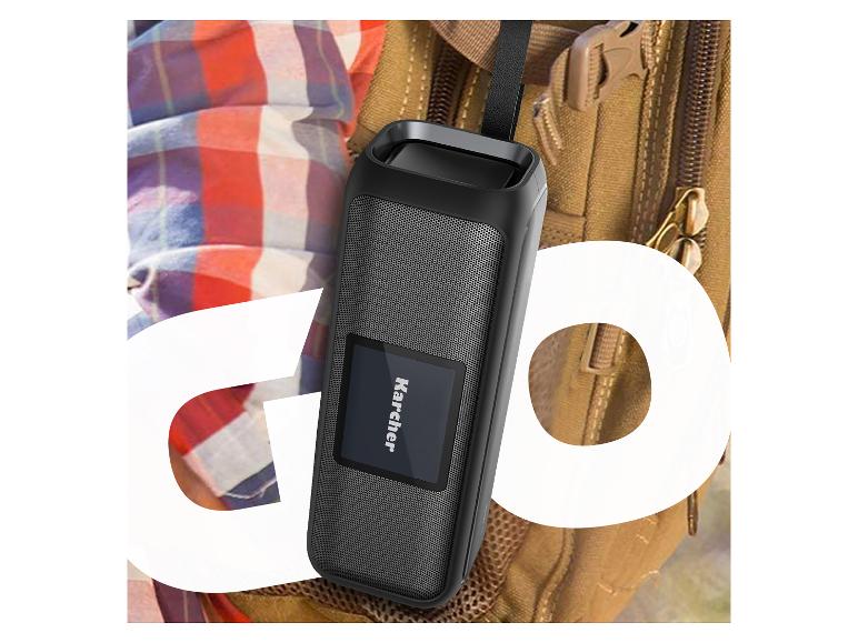 Kärcher tragbarer Lautsprecher an Rucksack befestigt, mit kariertem Hemd im Hintergrund.