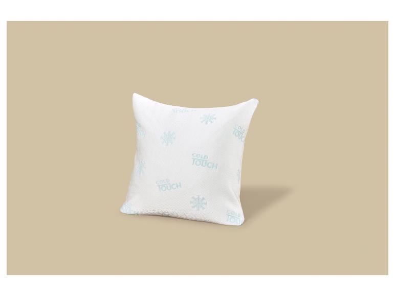 Weißes Kissen mit „COLD TOUCH“-Schriftzug und blauen Schneeflocken, auf beigem Hintergrund.