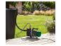 Parkside Regenwasserpumpe an Tank und Rasensprenger im Garten angeschlossen.
