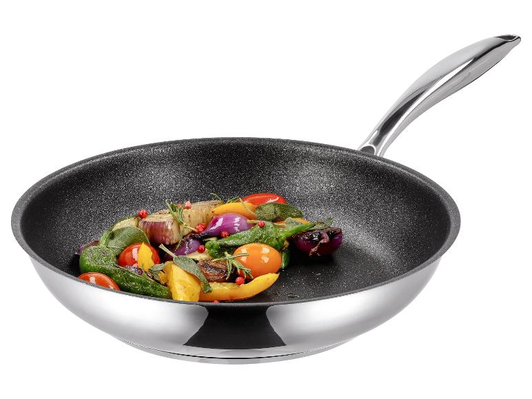 Bratpfanne mit geröstetem Gemüse wie Paprika, Zwiebeln und Auberginen.