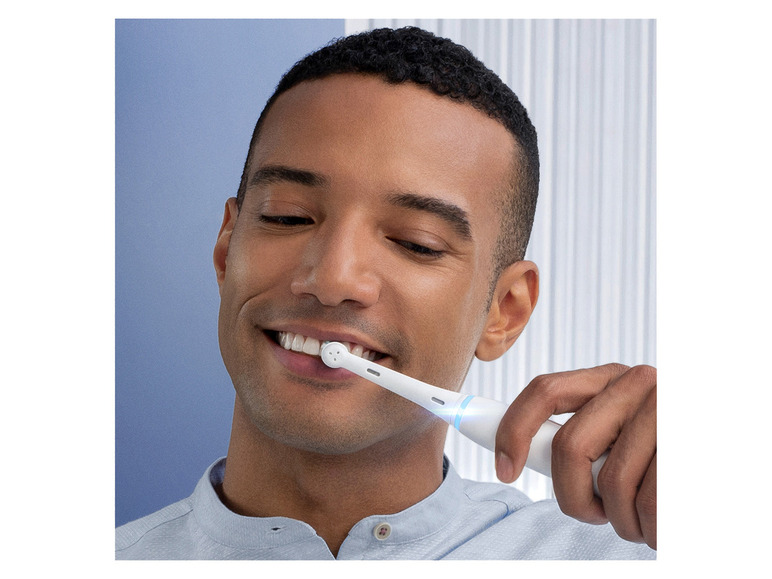 Gehe zu Vollbildansicht: Oral-B iO 7 Elektrische Zahnbürste mit 2 Aufsteckbürsten - Bild 5