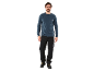 Mann in einem blauen Langarmshirt und einer schwarzen Arbeitshose.