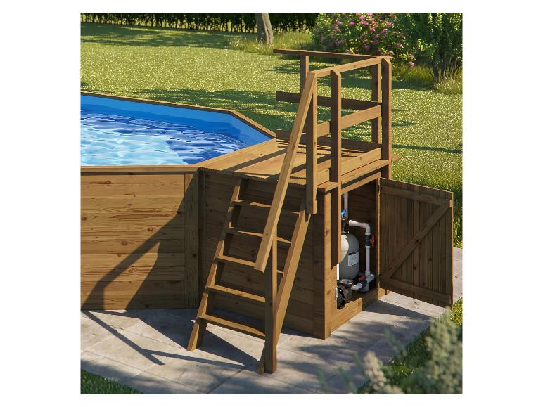 Holz-Aufstellpool mit Leiter und Filtersystem in einem Garten.
