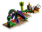 LEGO Minecraft Set mit Creeper, Baum und Schatztruhe.